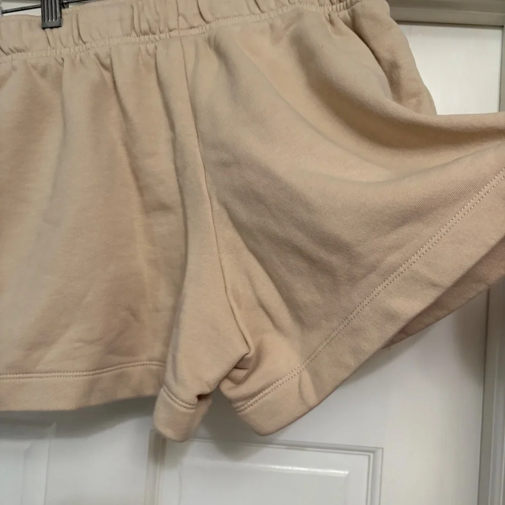 Nike Women’s Sportswear Phoenix Mid-rise 4” shorts - Picture 3 of 5